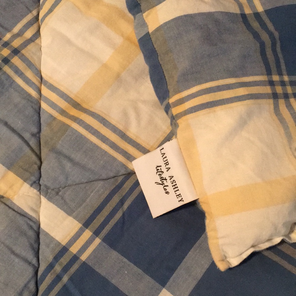Have 2 LauraAshley Reversible Twin Comforters ea80”L,69”W. This is for 1 (one)! - Picture 3 of 5